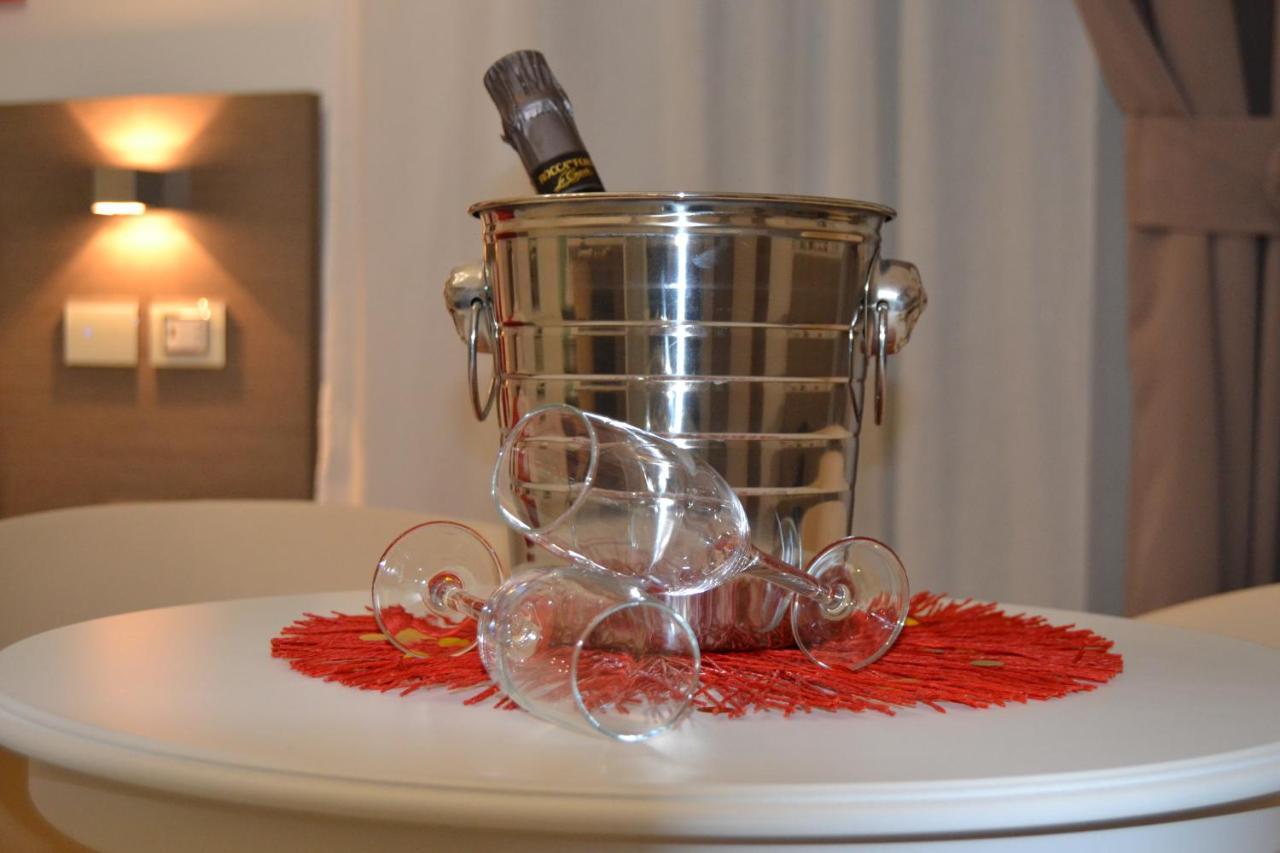 Mecla Suites Неаполь Экстерьер фото